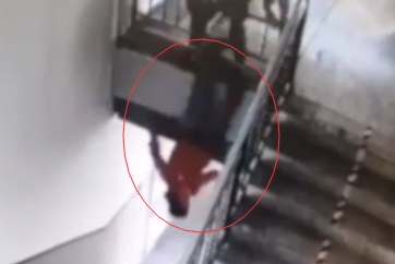 西宁小学生课间打闹撞坏护栏坠楼 校方回应