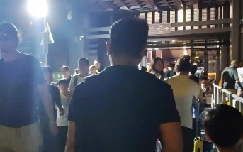 普陀山数万游客滞留 上厕所都上不了