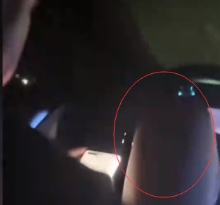 男子夜间高速脚踩方向盘玩手机 称没事