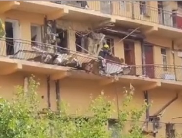 哈尔滨一居民楼爆炸阳台被炸没 1死3伤