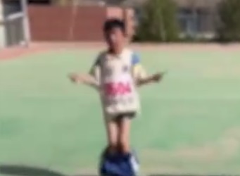 小学生跳绳比赛裤子掉了 坚持跳绳拿第一